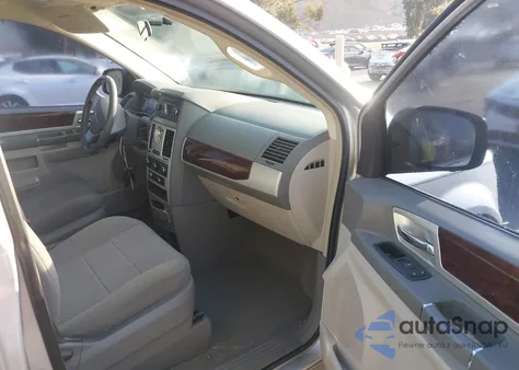 2010 Chrysler Town & Country Touring z USA, uszkodzony, nr VIN 2A4RR5D10AR300698